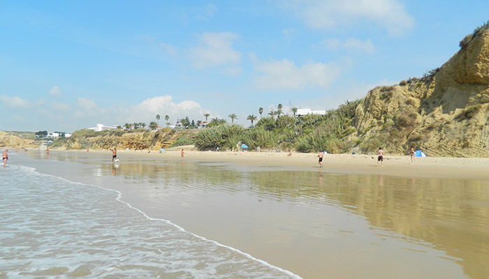 Acantilados de la playa del Roqueo