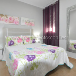 Dormitorio con cama de matrimonio