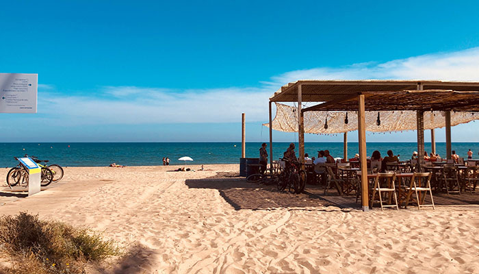 Vistas de uno de los mejores chiringuitos de playa en Conil para comer